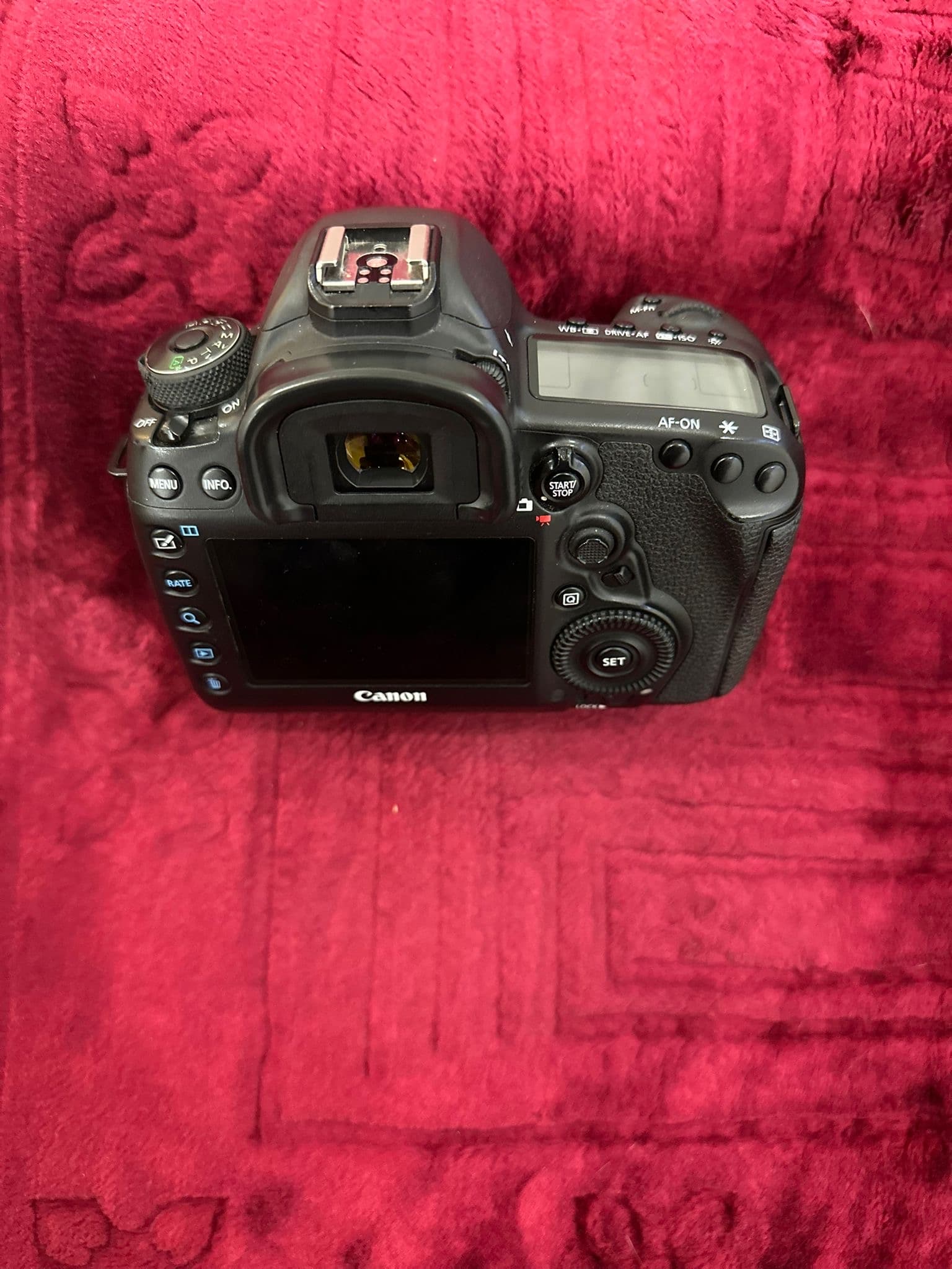 Canon 5 D iV camera for sale in cardboard 1