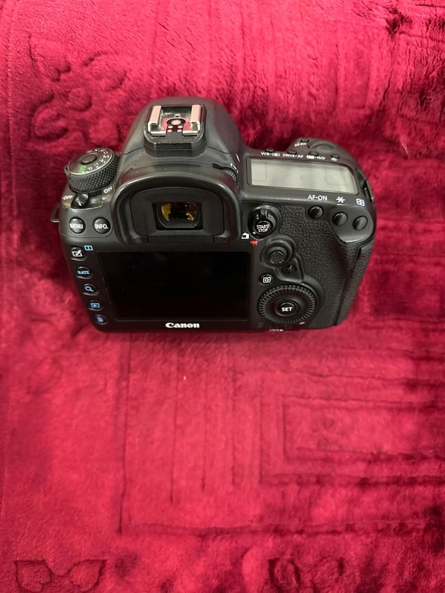 Canon 5 D iV camera for sale in cardboard
