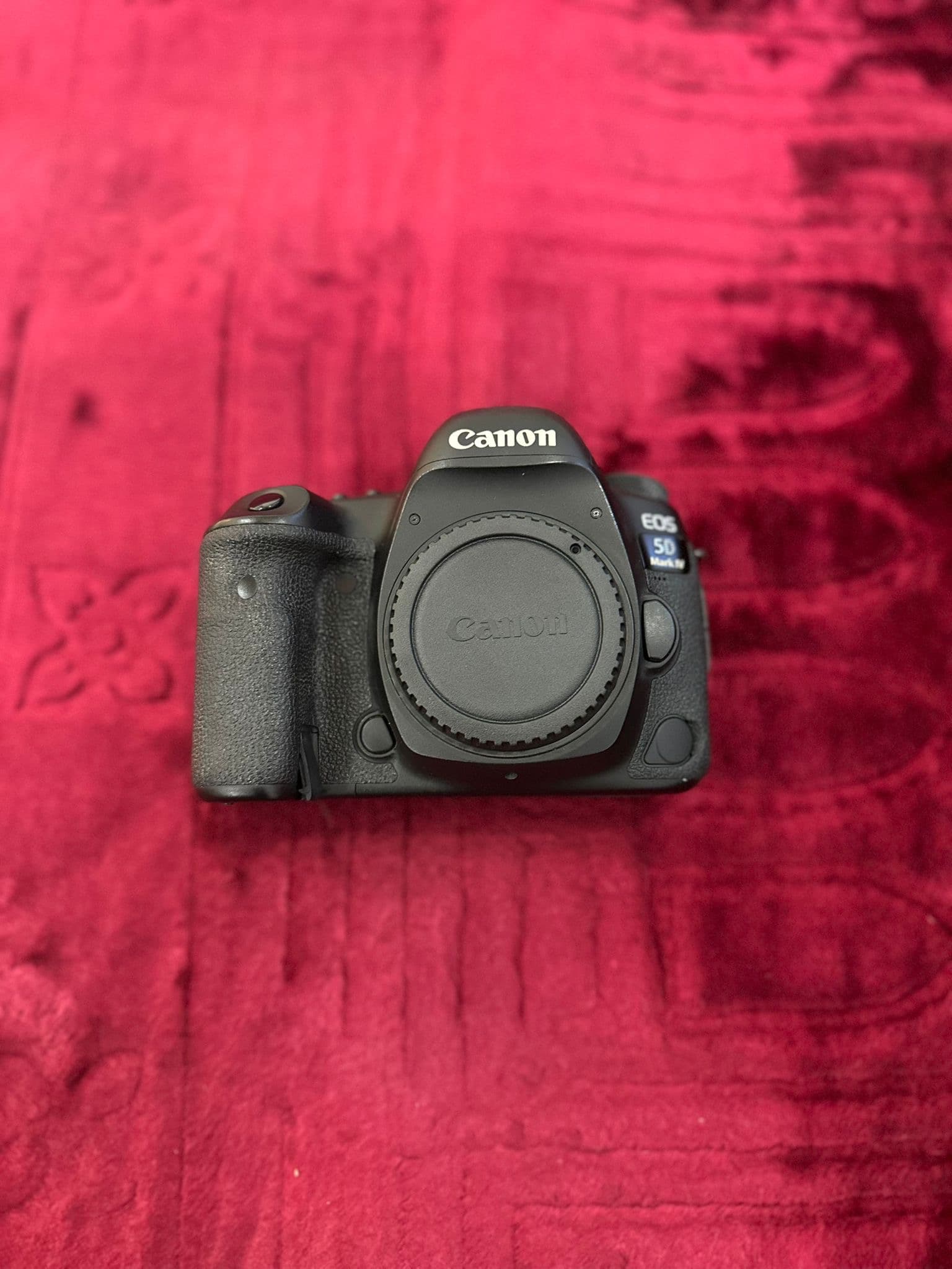 Canon 5 D iV camera for sale in cardboard 2