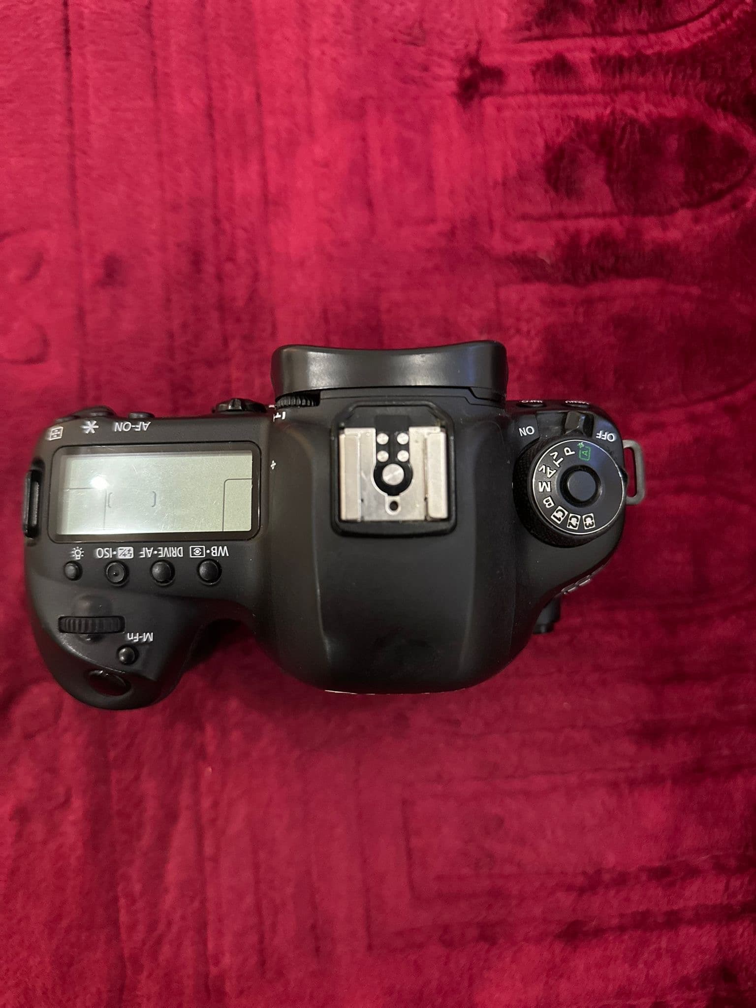 Canon 5 D iV camera for sale in cardboard 3