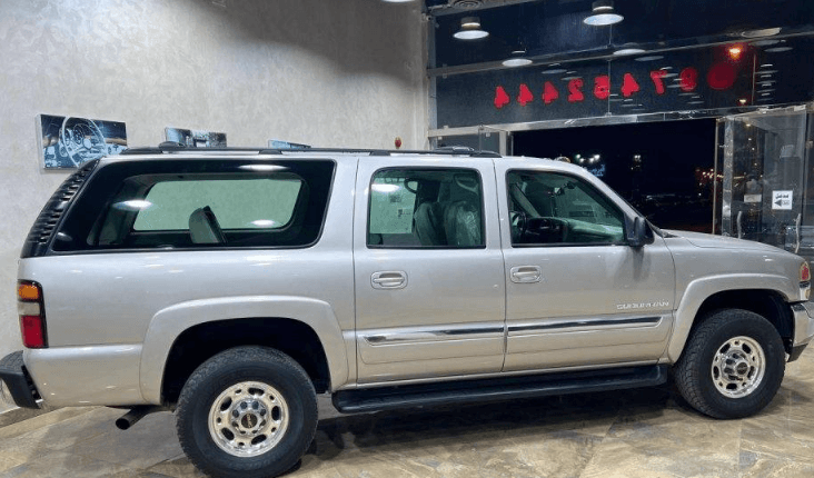 GMC Suburban model 2006 6