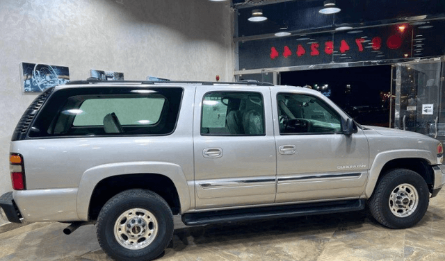 GMC Suburban model 2006