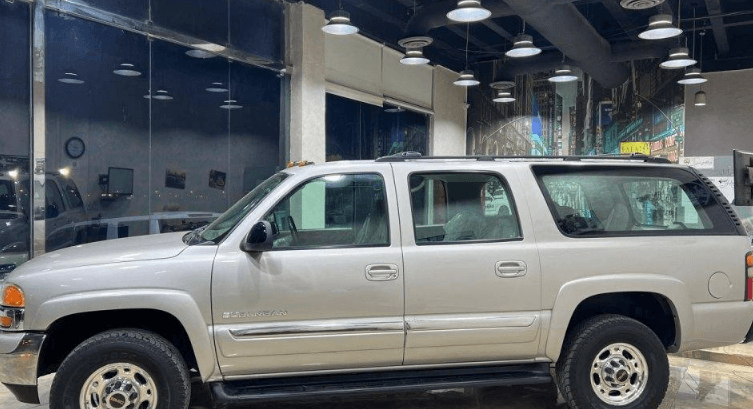 GMC Suburban model 2006 7