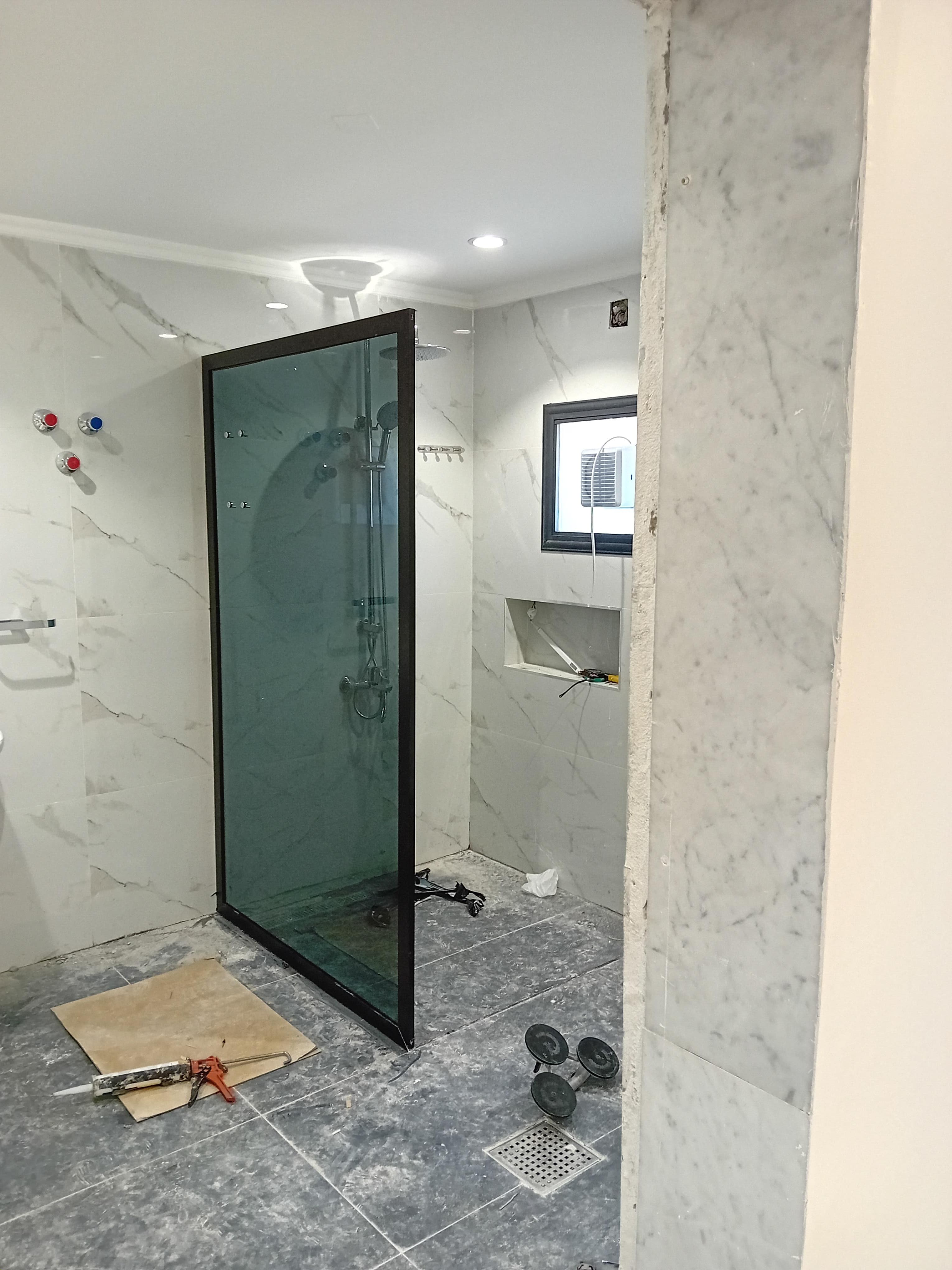 Glass and details of secret glass and mirrors 2