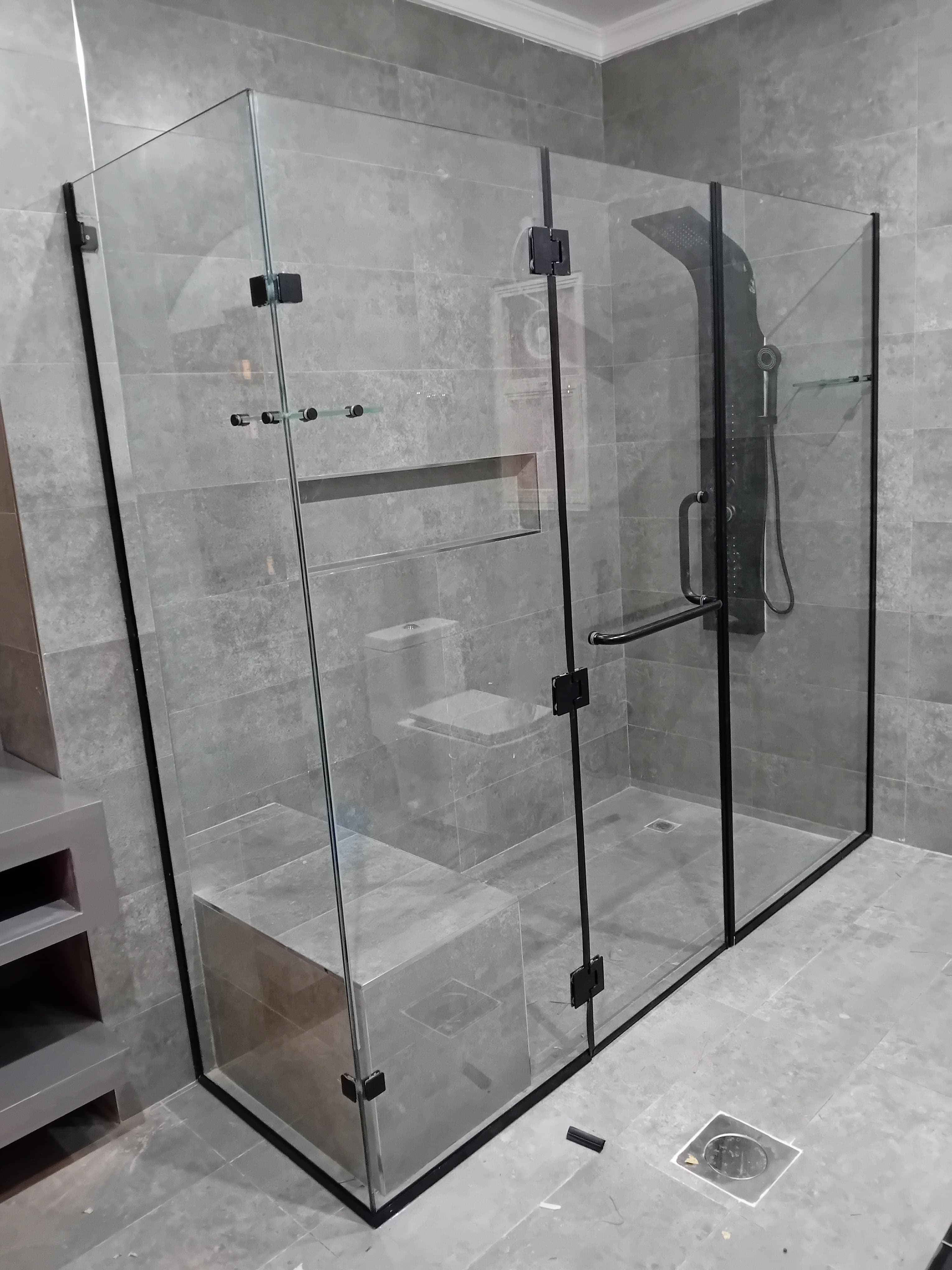 Glass and details of secret glass and mirrors 5