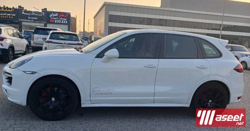 Porsche Cayenne GTS model 2013  10
