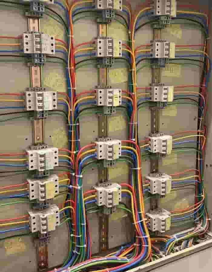 فنى كهربائي فنى كهربائي